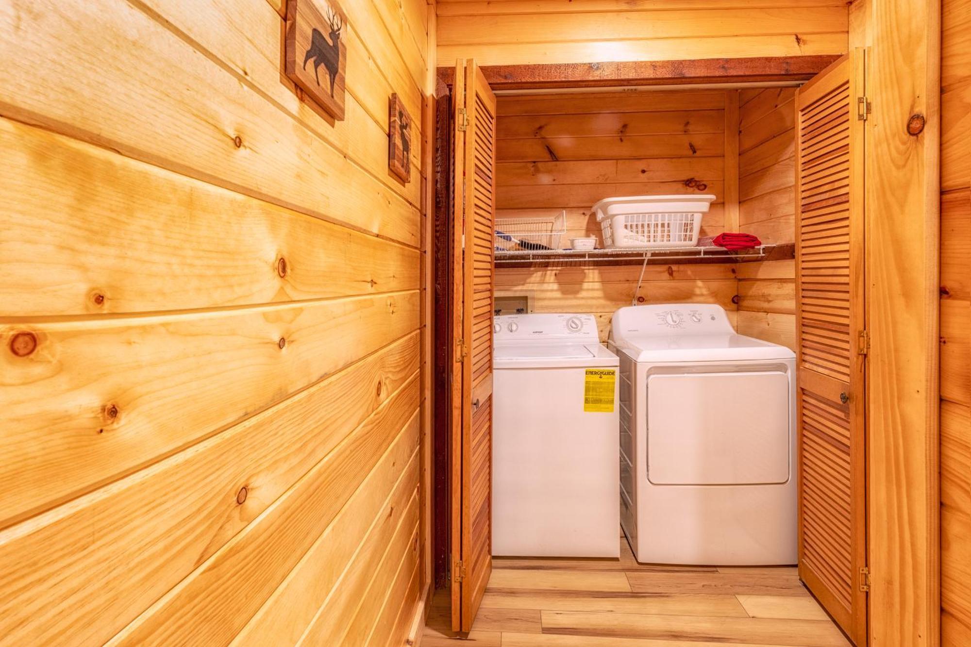 Real Log Cabin With Amazing Views, Hot Tub, Sauna, Games ガトリンバーグ エクステリア 写真