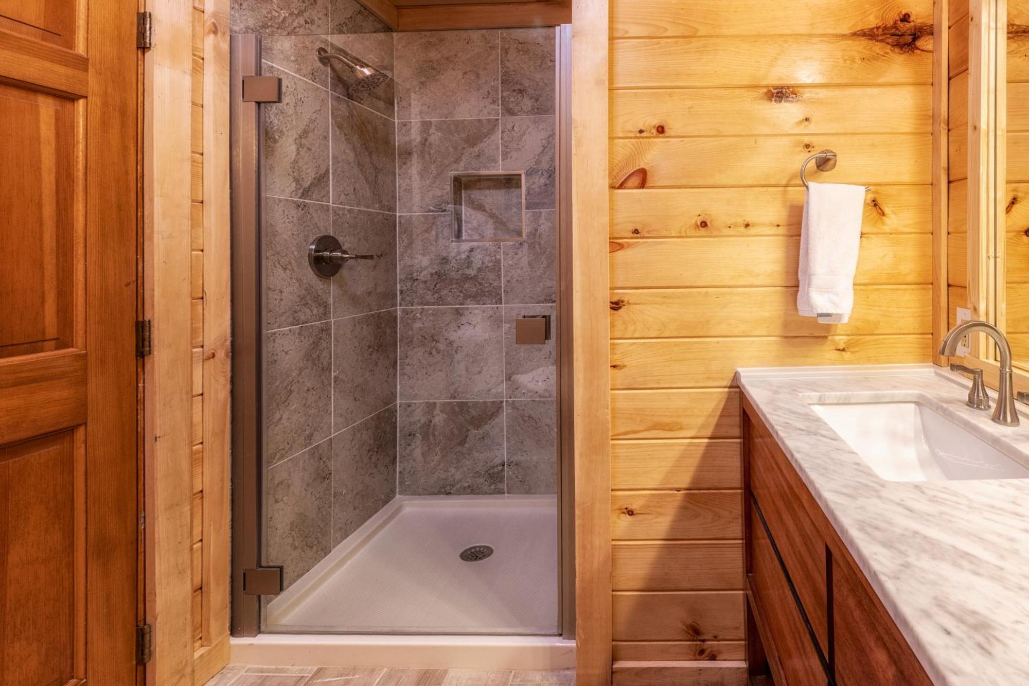Real Log Cabin With Amazing Views, Hot Tub, Sauna, Games ガトリンバーグ エクステリア 写真